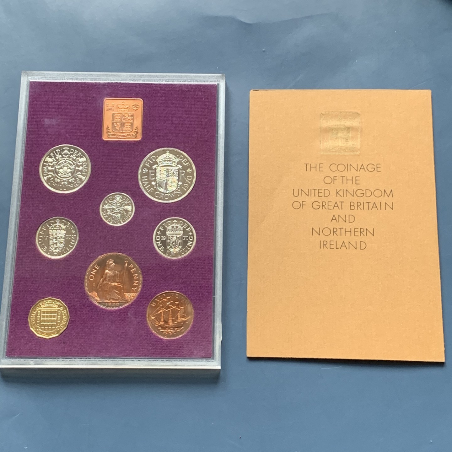 《竞宝斋》第34，35场-本周日，周一2场连拍（全场顺丰包邮） 原盒证书英国1970年8枚币和1枚章 精铸套币 较少年份 完美状态