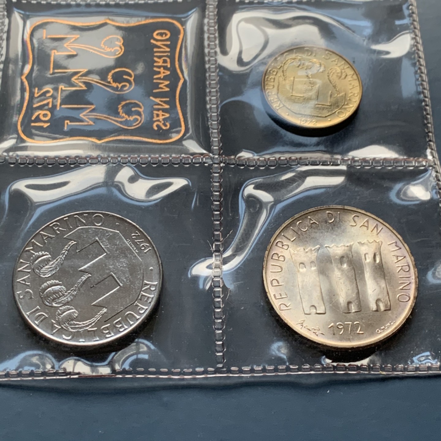 《竞宝斋》第34，35场-本周日，周一2场连拍（全场顺丰包邮） 原盒证书 圣马力诺1972年 8枚封装 500里拉是银币 证书里带全套72年邮票八枚 非常稀少