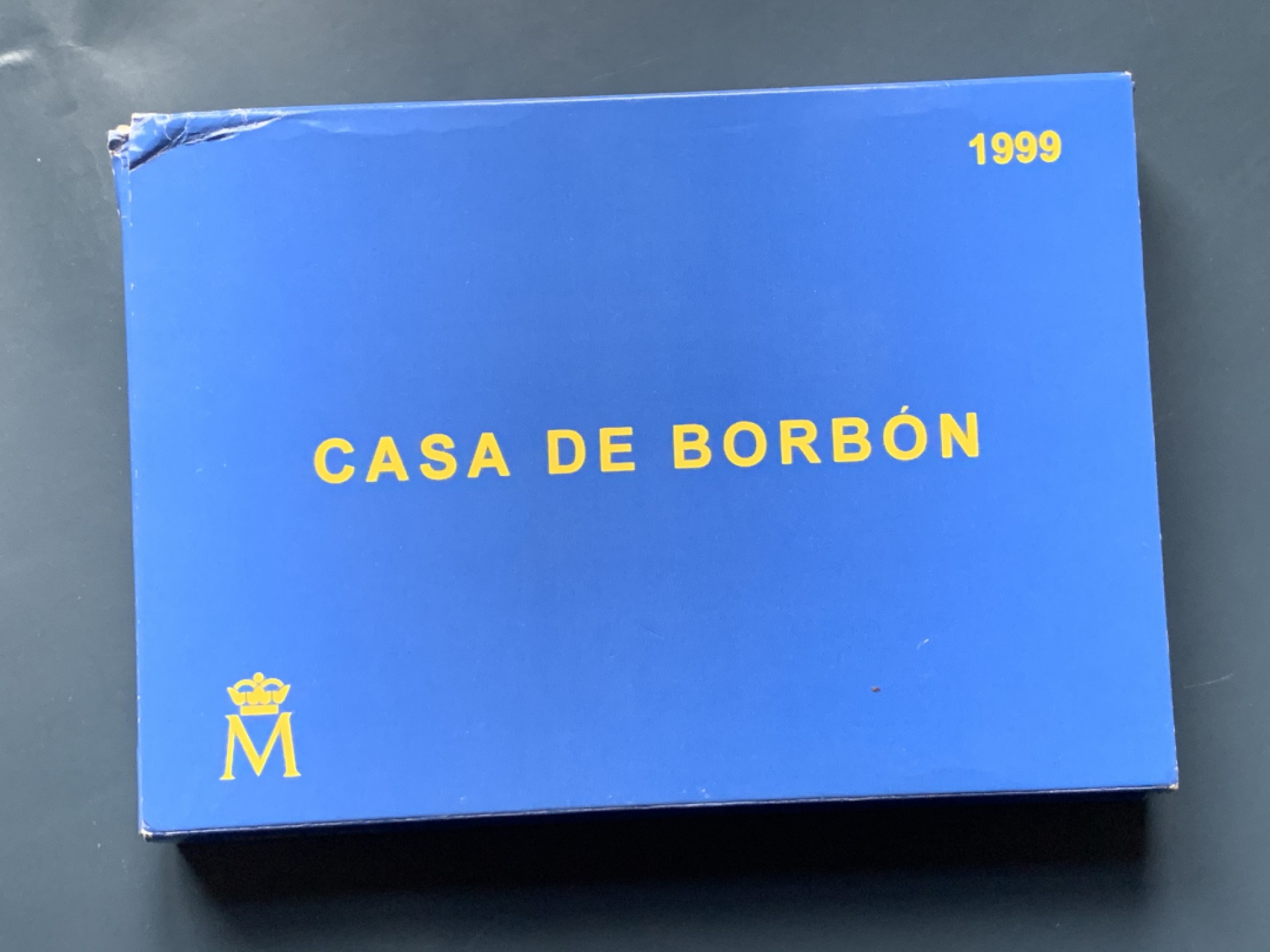 《竞宝斋》第34，35场-本周日，周一2场连拍（全场顺丰包邮） 原盒证书 西班牙 1999年 波旁王朝全家福 一组四枚 精制925银 银币总重249克 大的是168克 5盎司纯银， 其他三枚是27克一枚