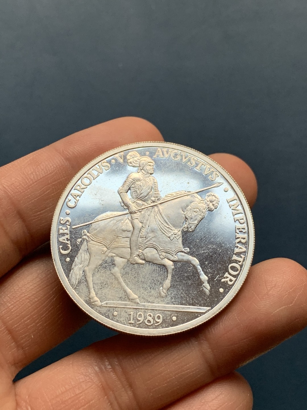 《竞宝斋》第34，35场-本周日，周一2场连拍（全场顺丰包邮） 原盒证书 西班牙1989年 骑牛 1埃古 6.72克 和 5埃古 33.62克 大小银币一对 非常漂亮