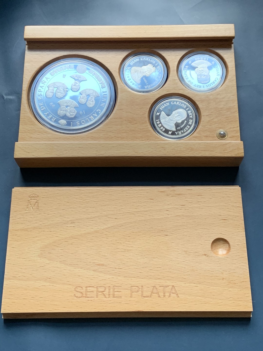 《竞宝斋》第34，35场-本周日，周一2场连拍（全场顺丰包邮） 原盒证书 西班牙 1999年 波旁王朝全家福 一组四枚 精制925银 银币总重249克 大的是168克 5盎司纯银， 其他三枚是27克一枚