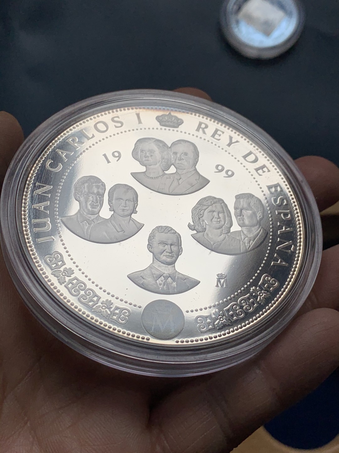 《竞宝斋》第34，35场-本周日，周一2场连拍（全场顺丰包邮） 原盒证书 西班牙 1999年 波旁王朝全家福 一组四枚 精制925银 银币总重249克 大的是168克 5盎司纯银， 其他三枚是27克一枚