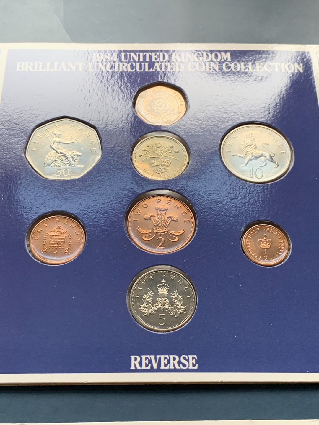 《竞宝斋》第34，35场-本周日，周一2场连拍（全场顺丰包邮） 原封装英国 1983 和1984年 8枚套 卡装套币 完美状态