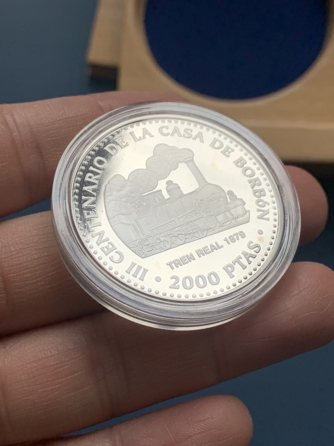 《竞宝斋》第34，35场-本周日，周一2场连拍（全场顺丰包邮） 原盒证书 西班牙 1999年 波旁王朝全家福 一组四枚 精制925银 银币总重249克 大的是168克 5盎司纯银， 其他三枚是27克一枚