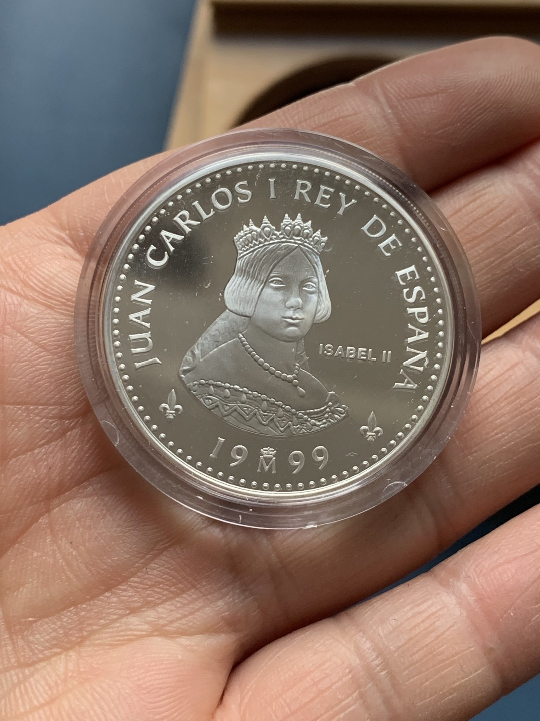 《竞宝斋》第34，35场-本周日，周一2场连拍（全场顺丰包邮） 原盒证书 西班牙 1999年 波旁王朝全家福 一组四枚 精制925银 银币总重249克 大的是168克 5盎司纯银， 其他三枚是27克一枚