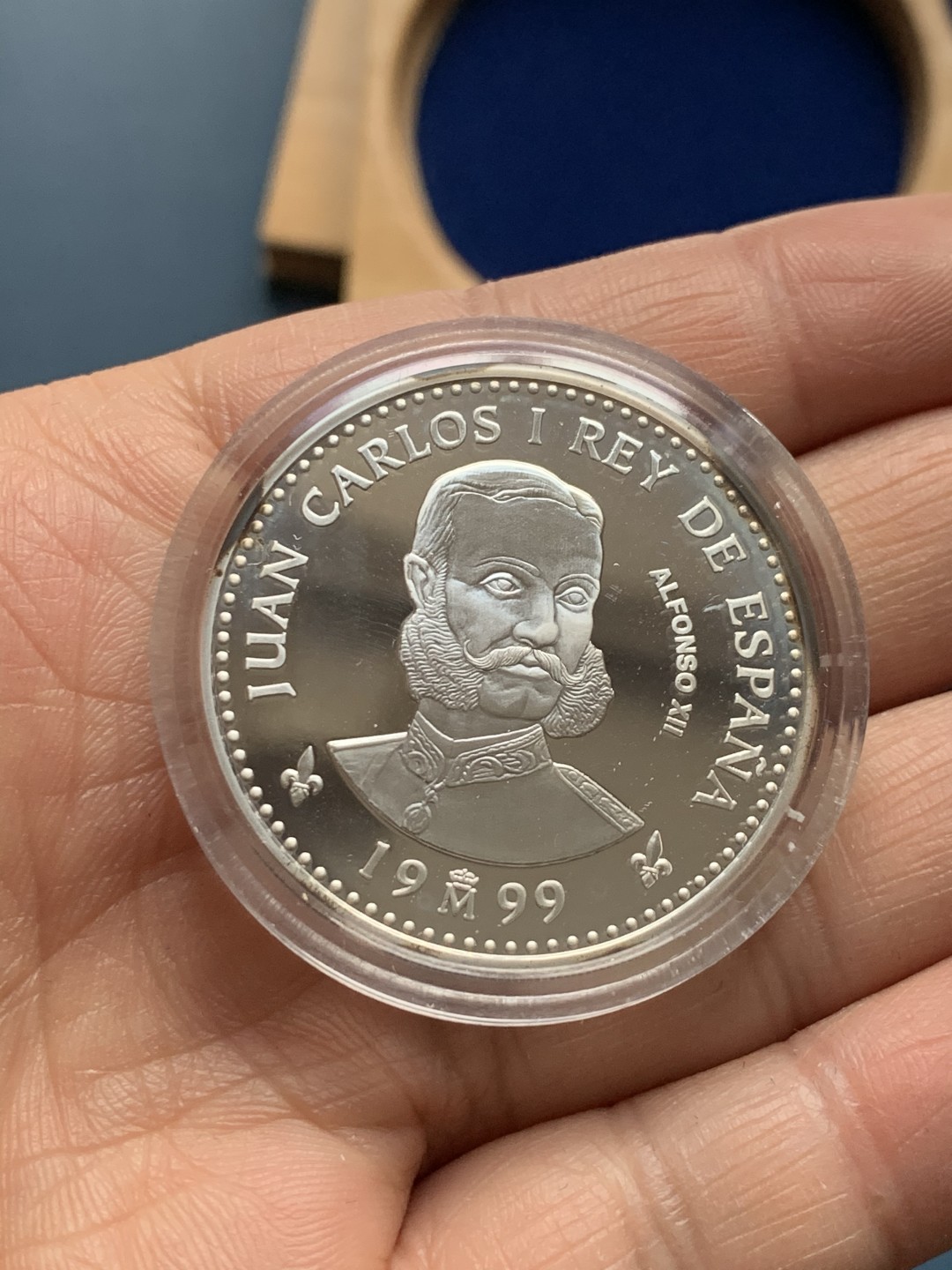 《竞宝斋》第34，35场-本周日，周一2场连拍（全场顺丰包邮） 原盒证书 西班牙 1999年 波旁王朝全家福 一组四枚 精制925银 银币总重249克 大的是168克 5盎司纯银， 其他三枚是27克一枚