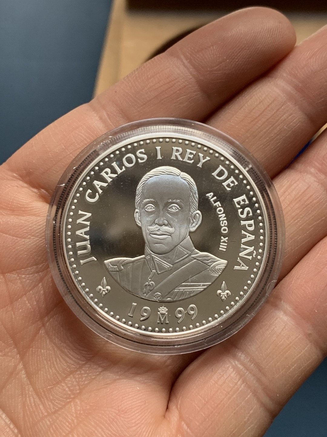 《竞宝斋》第34，35场-本周日，周一2场连拍（全场顺丰包邮） 原盒证书 西班牙 1999年 波旁王朝全家福 一组四枚 精制925银 银币总重249克 大的是168克 5盎司纯银， 其他三枚是27克一枚