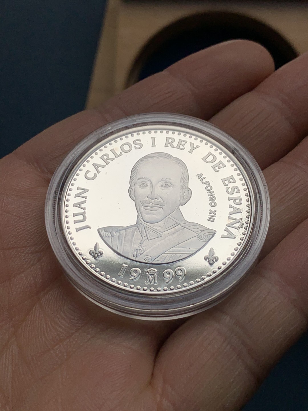 《竞宝斋》第34，35场-本周日，周一2场连拍（全场顺丰包邮） 原盒证书 西班牙 1999年 波旁王朝全家福 一组四枚 精制925银 银币总重249克 大的是168克 5盎司纯银， 其他三枚是27克一枚