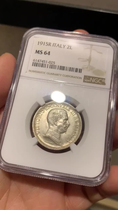 《竞宝斋》第34，35场-本周日，周一2场连拍（全场顺丰包邮） NGC-MS64 意大利 1915年 胜利马车 2里拉 银币 顶级品相了 可以收藏