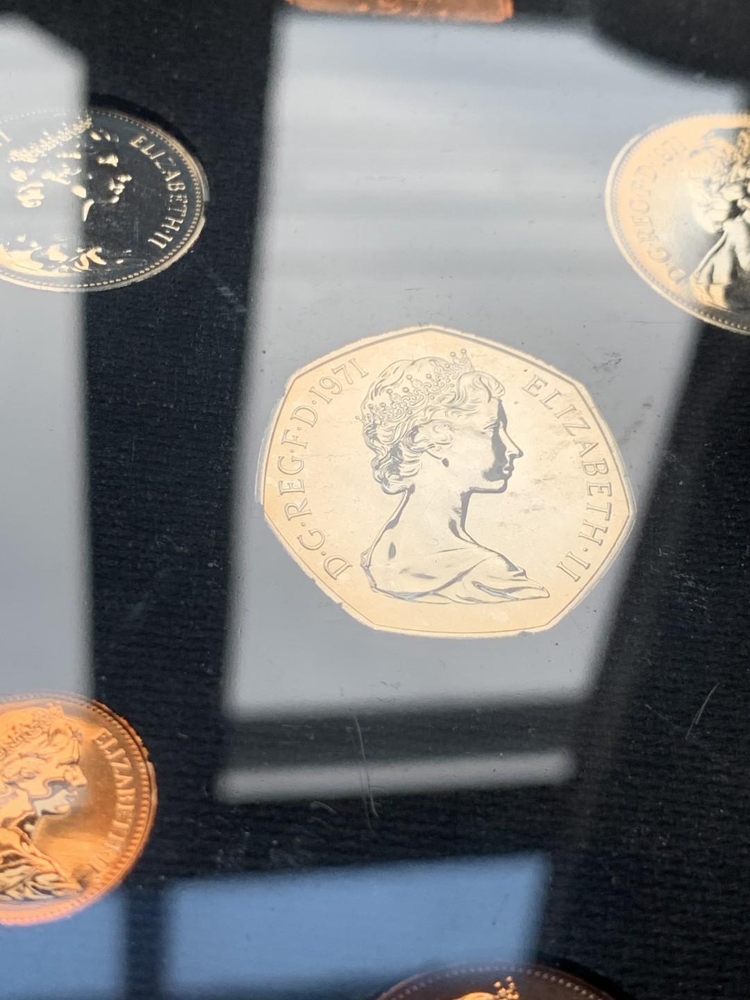 《竞宝斋》第34，35场-本周日，周一2场连拍（全场顺丰包邮） 原盒英国1971年6枚币和1枚章 精铸套币 完美状态