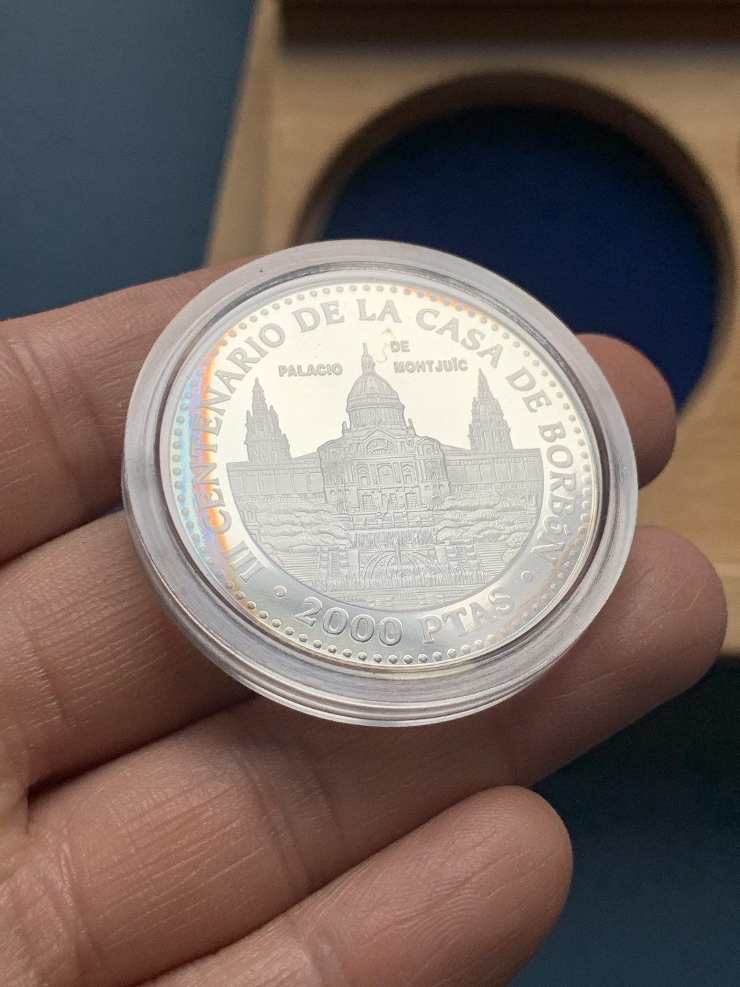 《竞宝斋》第34，35场-本周日，周一2场连拍（全场顺丰包邮） 原盒证书 西班牙 1999年 波旁王朝全家福 一组四枚 精制925银 银币总重249克 大的是168克 5盎司纯银， 其他三枚是27克一枚