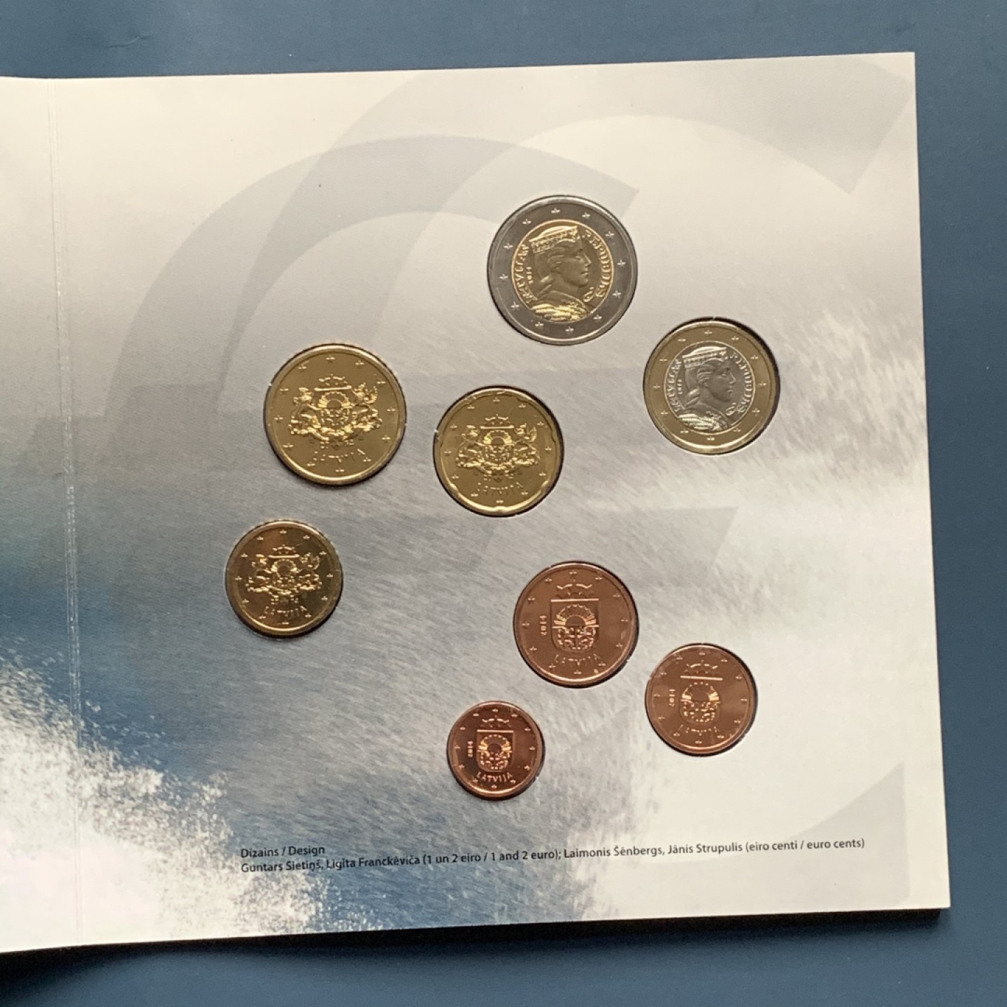 《竞宝斋》第34，35场-本周日，周一2场连拍（全场顺丰包邮） 拉脱维亚 2014年 MS级欧元套币册，造币厂官方包装，品相特别好，少见套币，含经典民族少女头像币