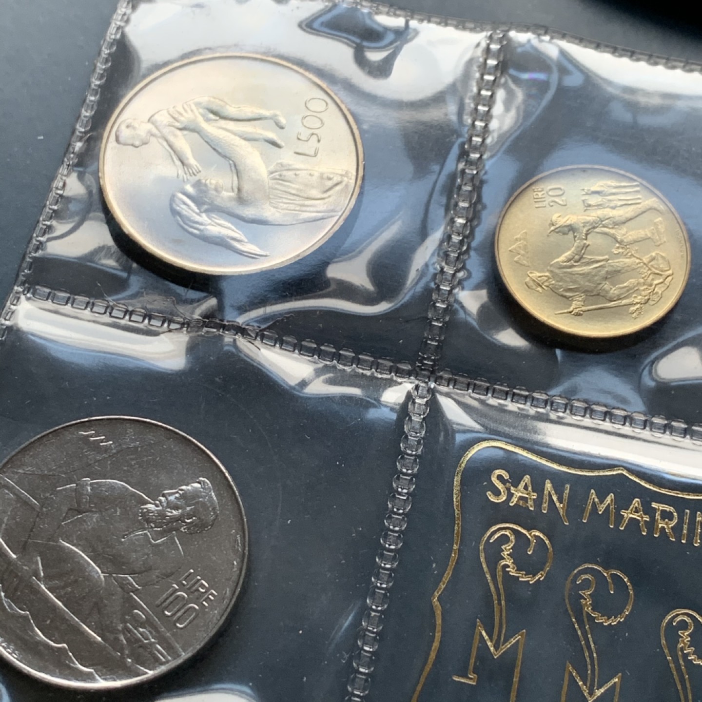 《竞宝斋》第34，35场-本周日，周一2场连拍（全场顺丰包邮） 原盒证书 圣马力诺1972年 8枚封装 500里拉是银币 证书里带全套72年邮票八枚 非常稀少