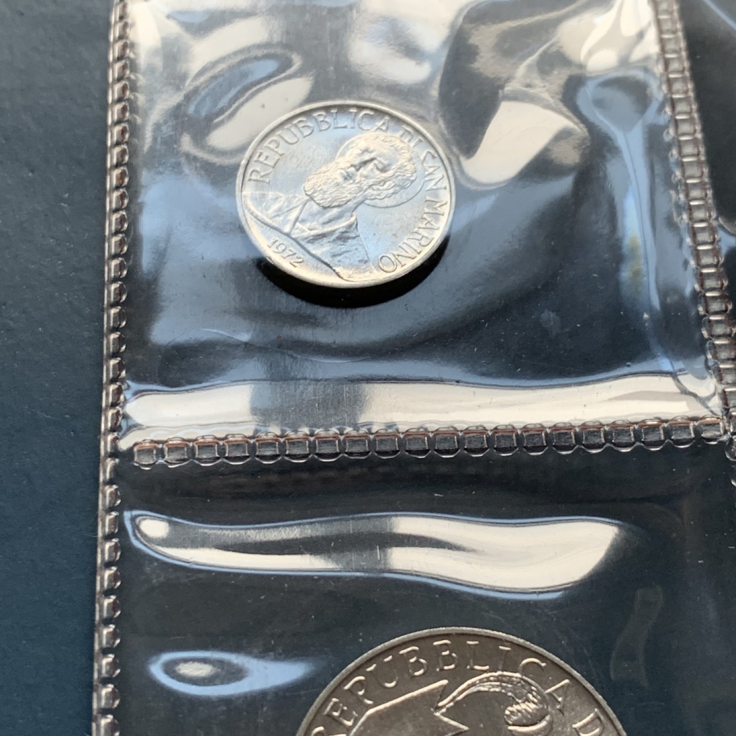 《竞宝斋》第34，35场-本周日，周一2场连拍（全场顺丰包邮） 原盒证书 圣马力诺1972年 8枚封装 500里拉是银币 证书里带全套72年邮票八枚 非常稀少