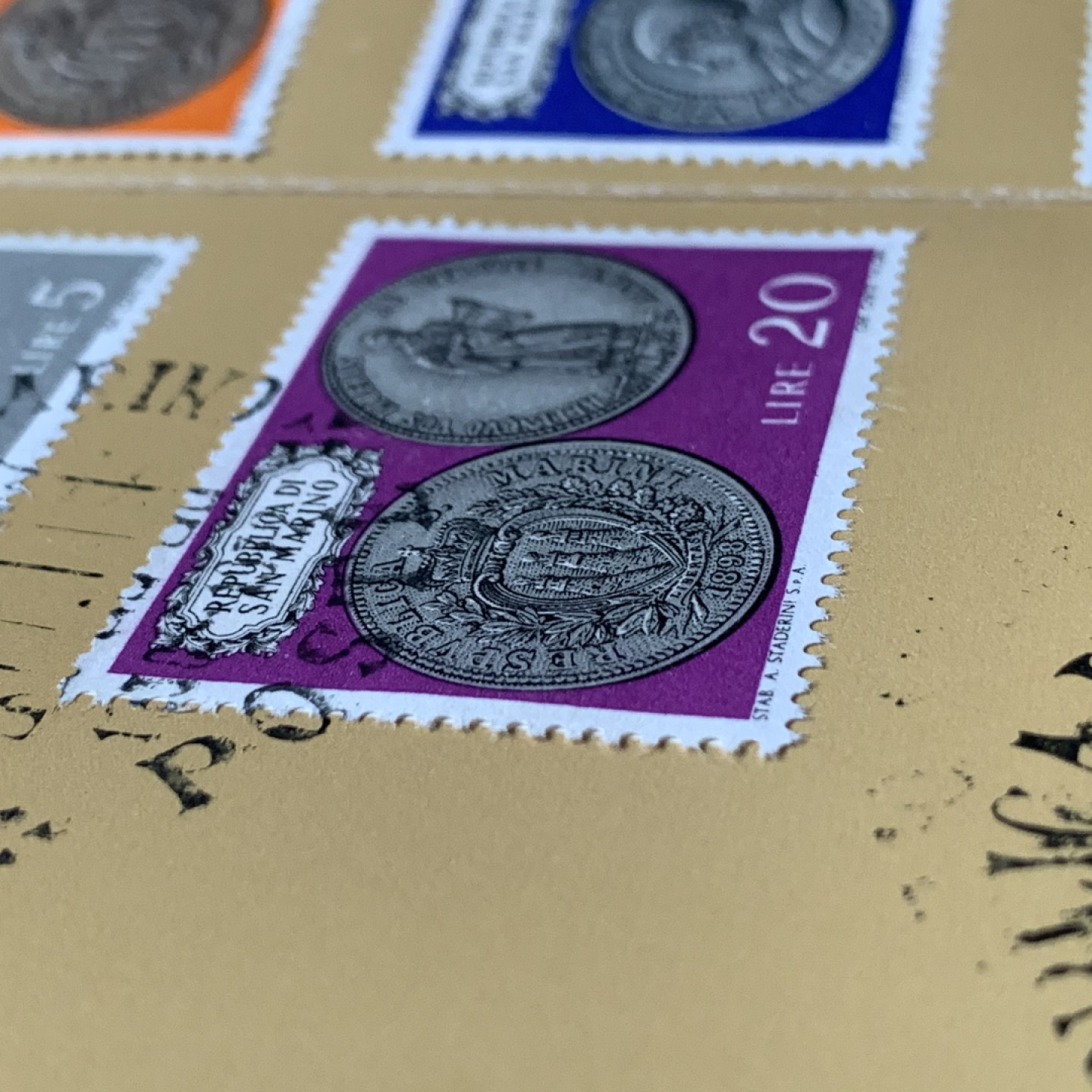 《竞宝斋》第34，35场-本周日，周一2场连拍（全场顺丰包邮） 原盒证书 圣马力诺1972年 8枚封装 500里拉是银币 证书里带全套72年邮票八枚 非常稀少