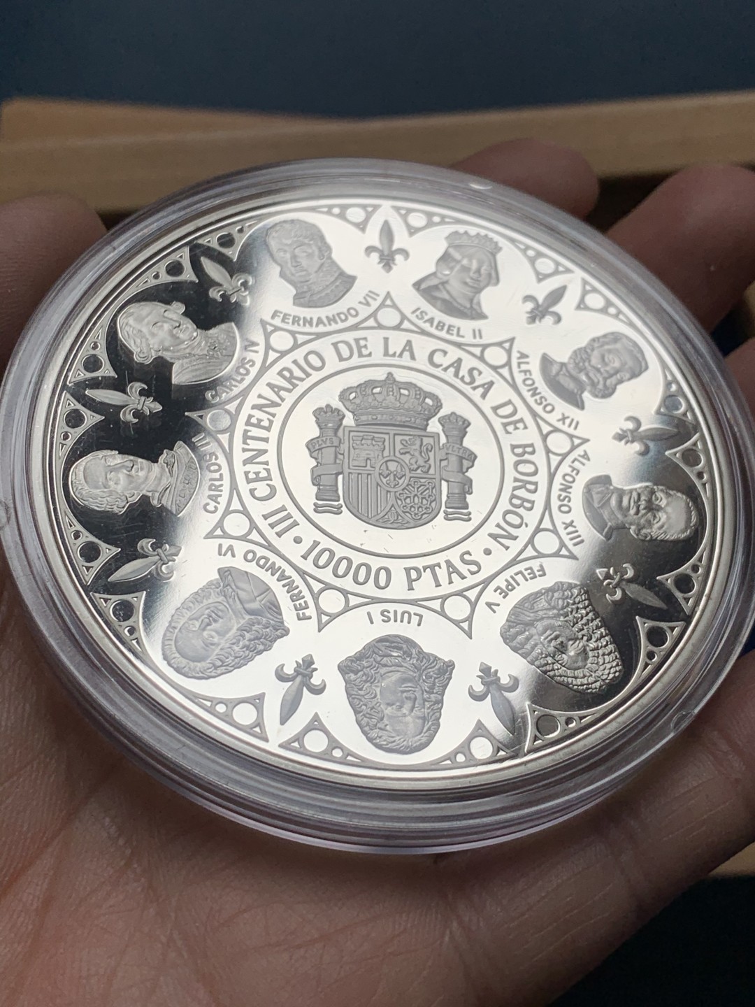 《竞宝斋》第34，35场-本周日，周一2场连拍（全场顺丰包邮） 原盒证书 西班牙 1999年 波旁王朝全家福 一组四枚 精制925银 银币总重249克 大的是168克 5盎司纯银， 其他三枚是27克一枚