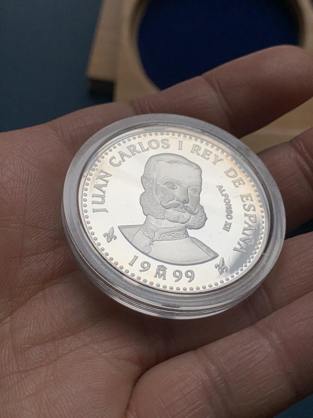 《竞宝斋》第34，35场-本周日，周一2场连拍（全场顺丰包邮） 原盒证书 西班牙 1999年 波旁王朝全家福 一组四枚 精制925银 银币总重249克 大的是168克 5盎司纯银， 其他三枚是27克一枚