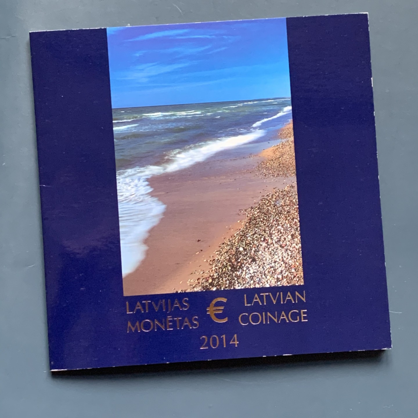 《竞宝斋》第34，35场-本周日，周一2场连拍（全场顺丰包邮） 拉脱维亚 2014年 MS级欧元套币册，造币厂官方包装，品相特别好，少见套币，含经典民族少女头像币