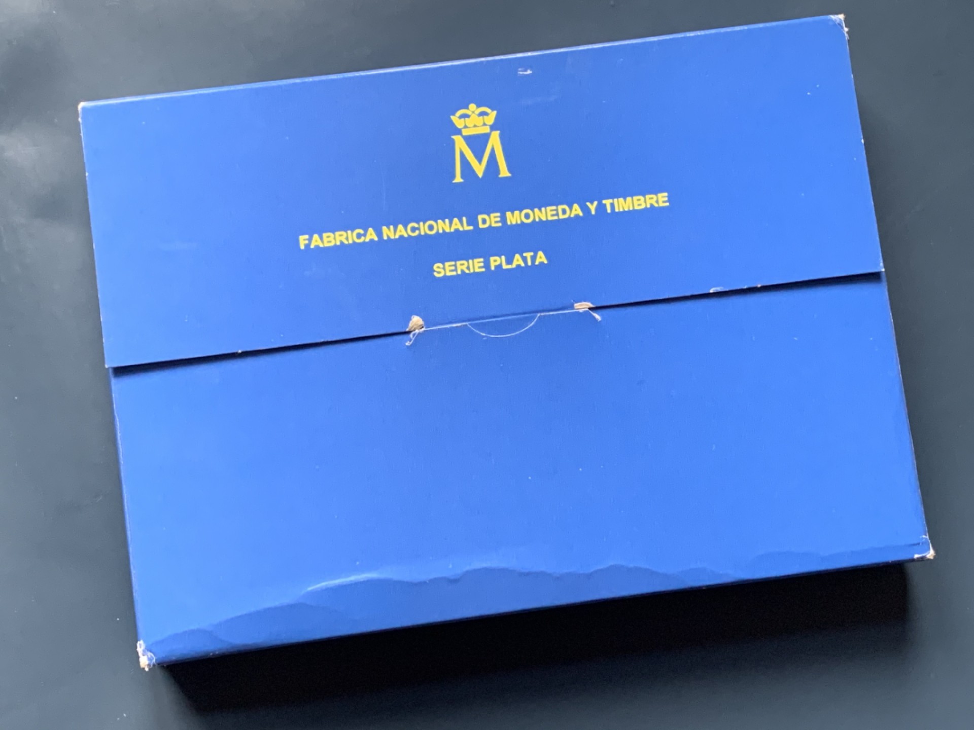 《竞宝斋》第34，35场-本周日，周一2场连拍（全场顺丰包邮） 原盒证书 西班牙 1999年 波旁王朝全家福 一组四枚 精制925银 银币总重249克 大的是168克 5盎司纯银， 其他三枚是27克一枚