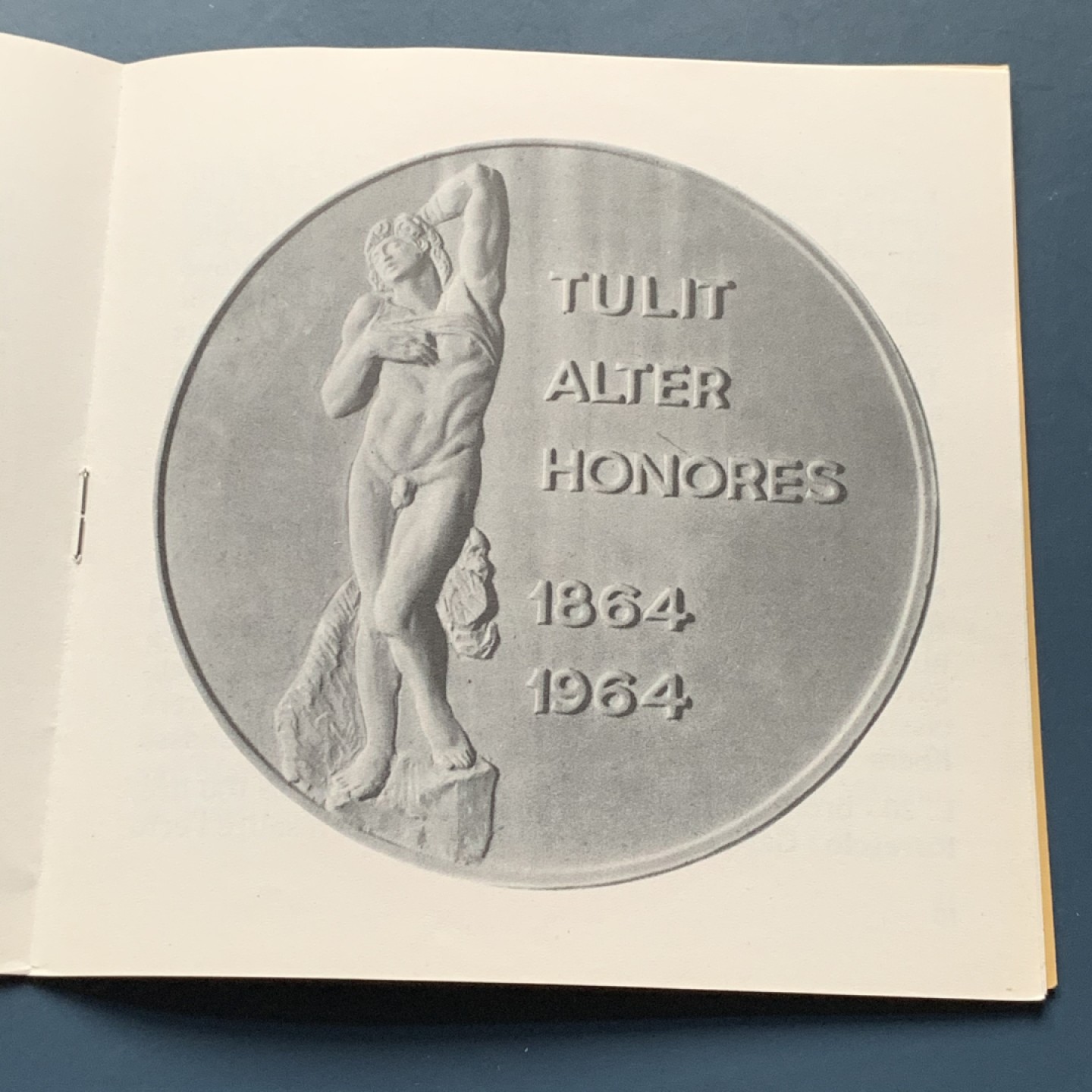 《竞宝斋》第34，35场-本周日，周一2场连拍（全场顺丰包邮） 原盒证书 圣马力诺1972年 8枚封装 500里拉是银币 证书里带全套72年邮票八枚 非常稀少