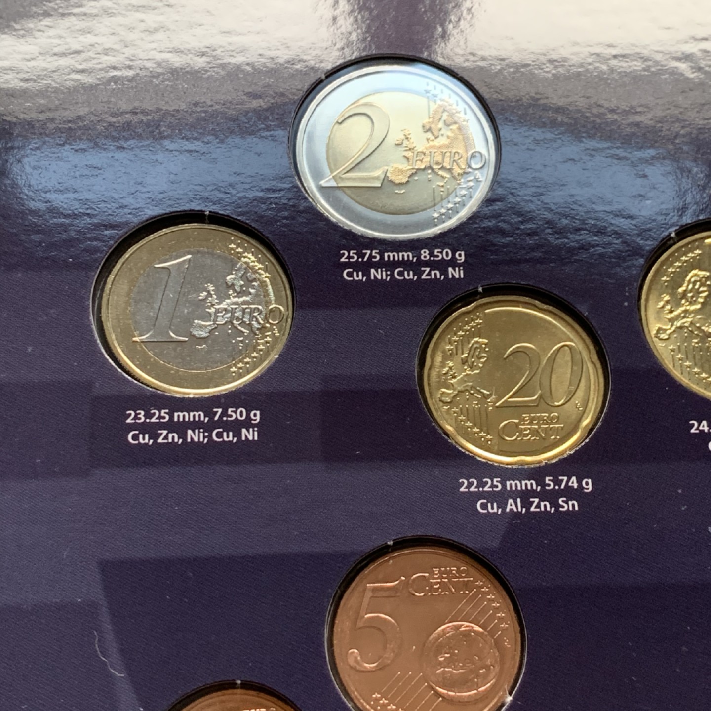 《竞宝斋》第34，35场-本周日，周一2场连拍（全场顺丰包邮） 拉脱维亚 2014年 MS级欧元套币册，造币厂官方包装，品相特别好，少见套币，含经典民族少女头像币