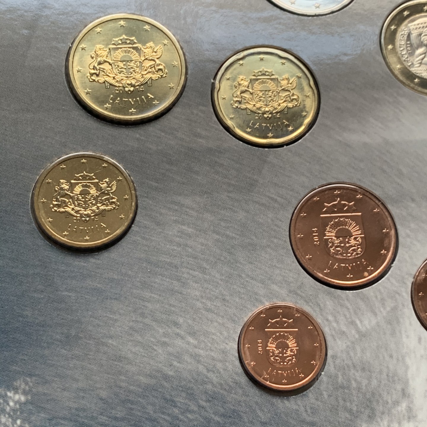 《竞宝斋》第34，35场-本周日，周一2场连拍（全场顺丰包邮） 拉脱维亚 2014年 MS级欧元套币册，造币厂官方包装，品相特别好，少见套币，含经典民族少女头像币