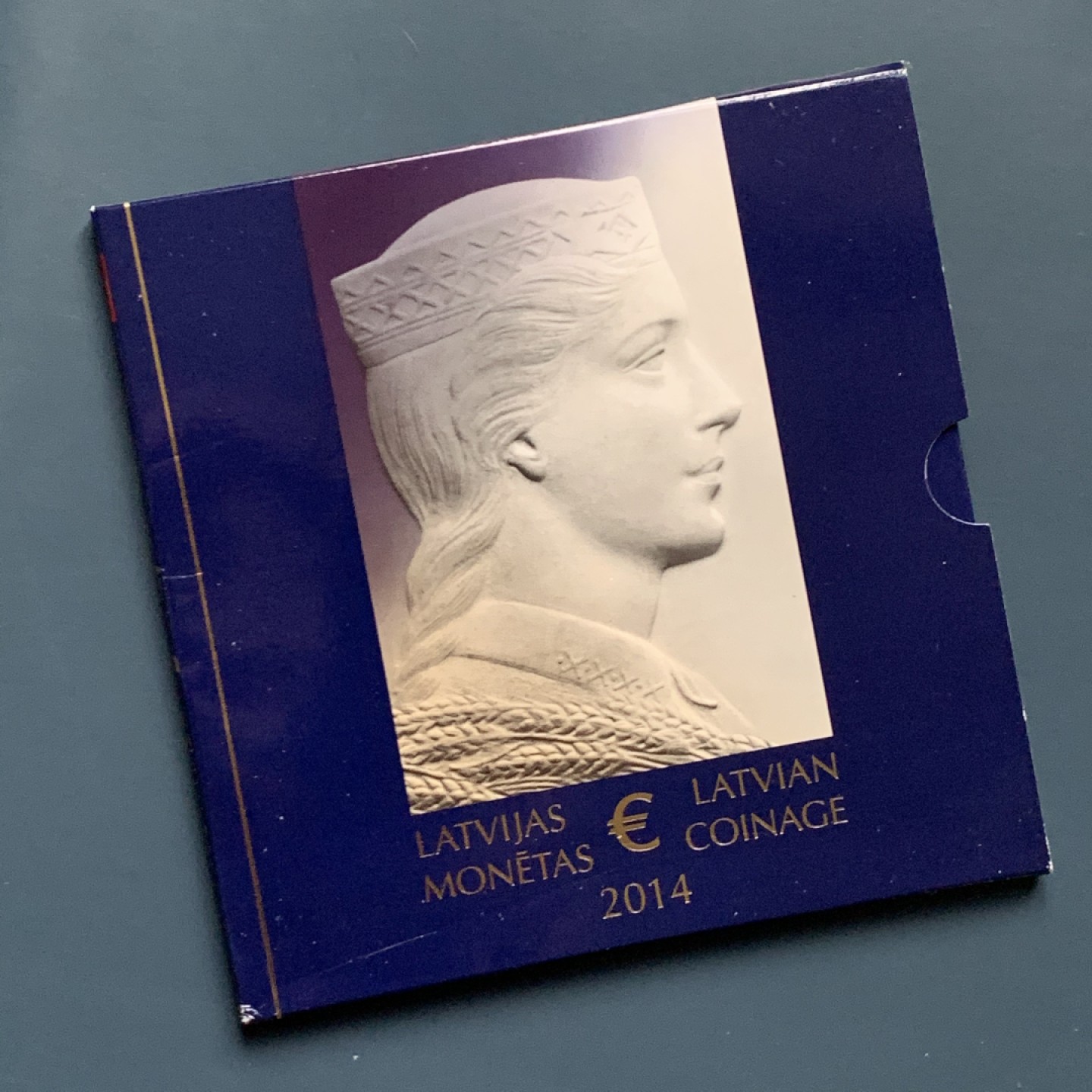 《竞宝斋》第34，35场-本周日，周一2场连拍（全场顺丰包邮） 拉脱维亚 2014年 MS级欧元套币册，造币厂官方包装，品相特别好，少见套币，含经典民族少女头像币