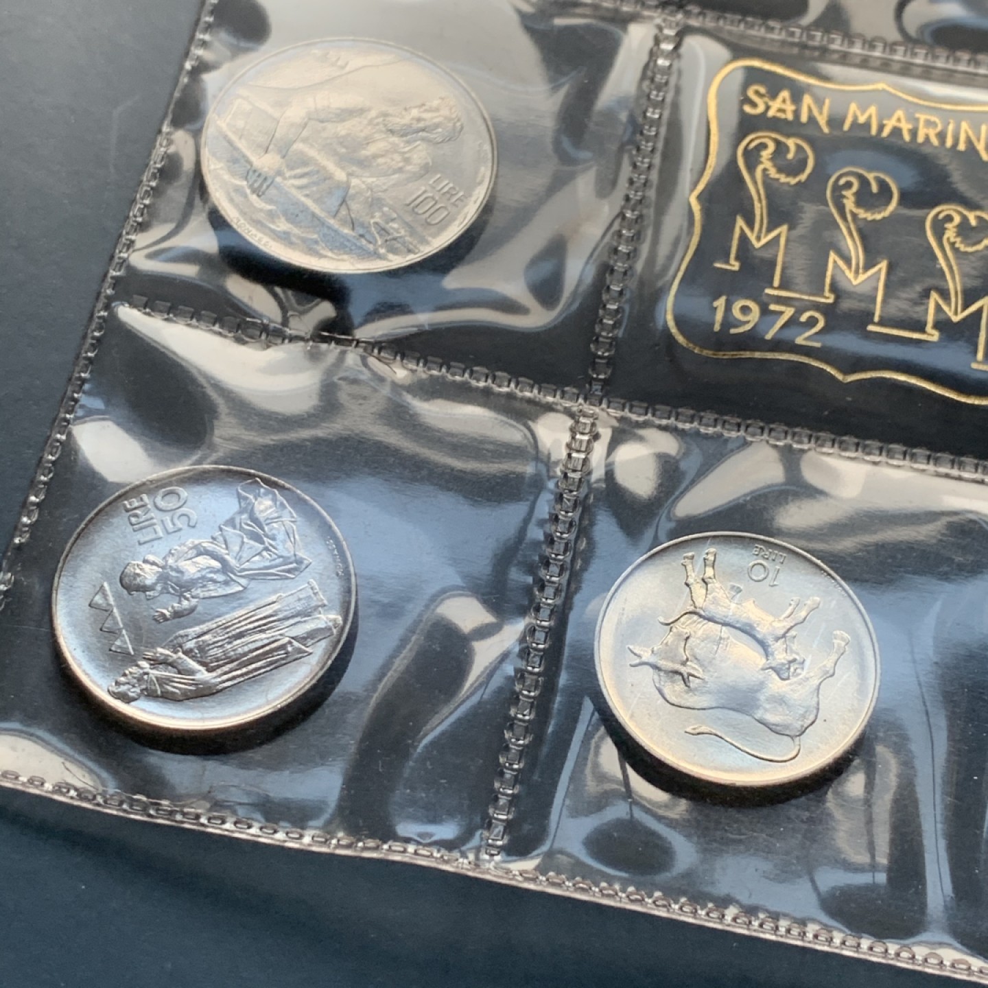 《竞宝斋》第34，35场-本周日，周一2场连拍（全场顺丰包邮） 原盒证书 圣马力诺1972年 8枚封装 500里拉是银币 证书里带全套72年邮票八枚 非常稀少