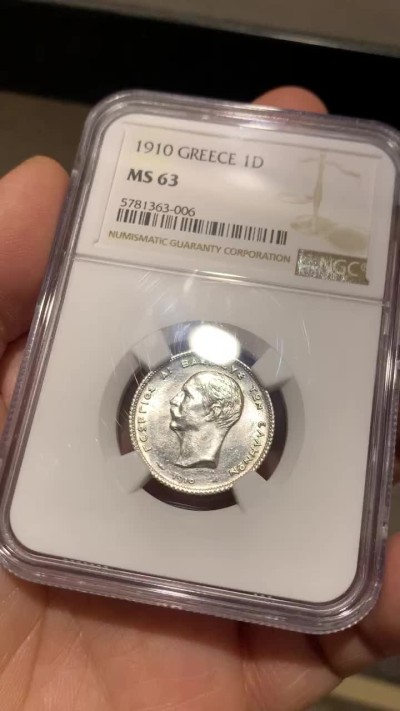 《竞宝斋》第34，35场-本周日，周一2场连拍（全场顺丰包邮） 1910年希腊1德拉克马银币 MS63 原光品相 细节完美 背面独具朦胧艺术感 盾牌上人脸细节清晰 之前61分成交1200+