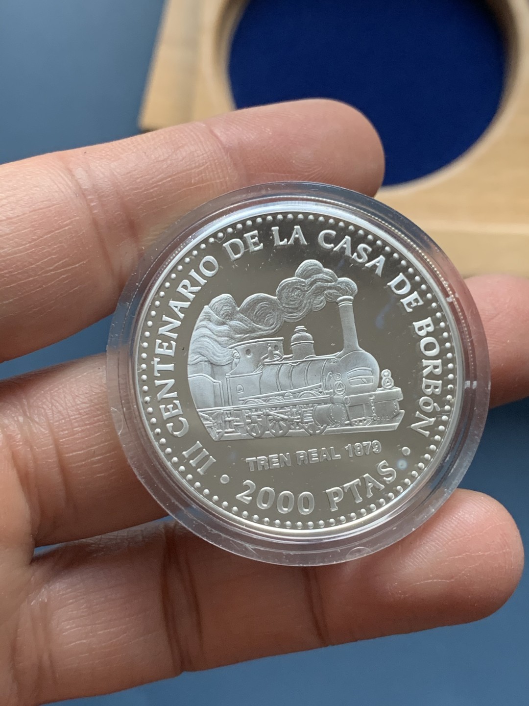 《竞宝斋》第34，35场-本周日，周一2场连拍（全场顺丰包邮） 原盒证书 西班牙 1999年 波旁王朝全家福 一组四枚 精制925银 银币总重249克 大的是168克 5盎司纯银， 其他三枚是27克一枚