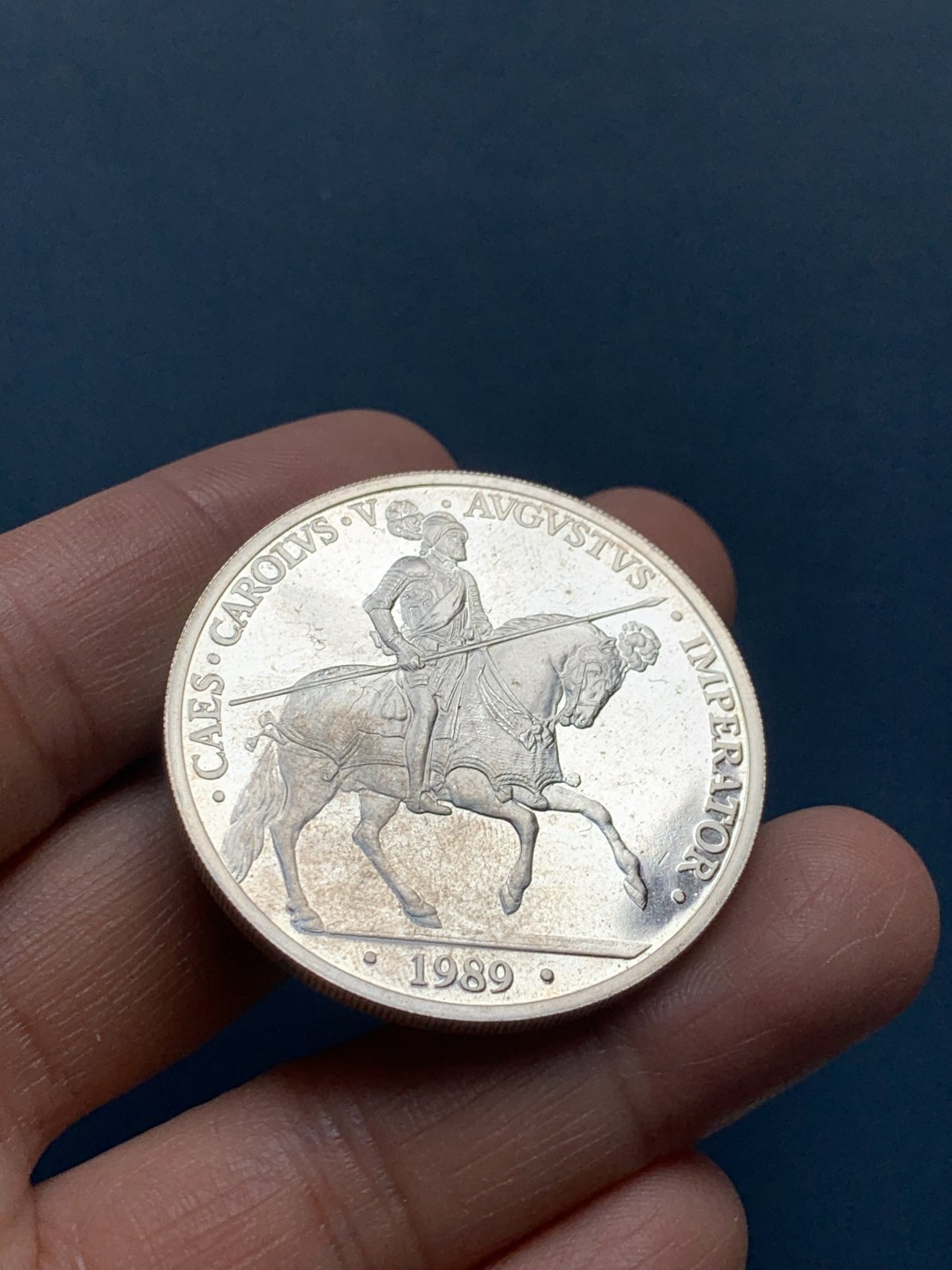 《竞宝斋》第34，35场-本周日，周一2场连拍（全场顺丰包邮） 原盒证书 西班牙1989年 骑牛 1埃古 6.72克 和 5埃古 33.62克 大小银币一对 非常漂亮