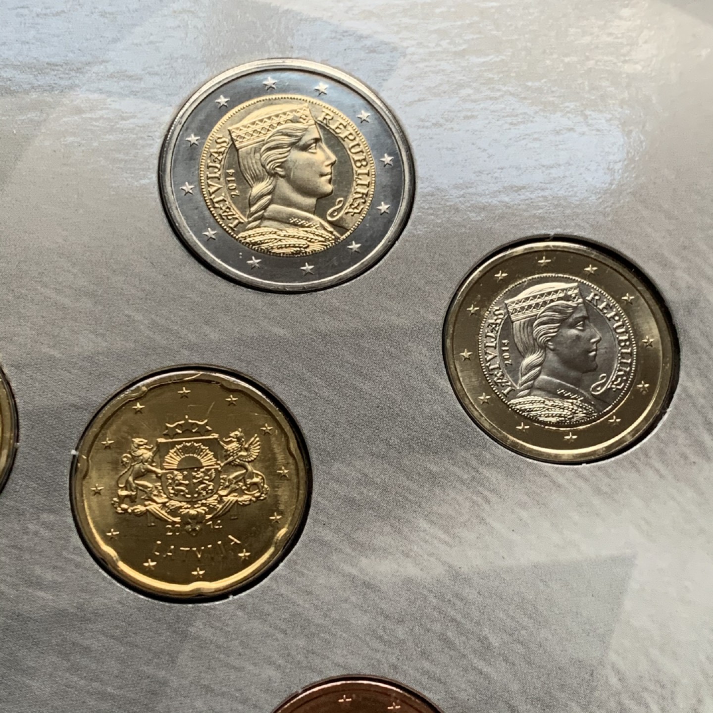 《竞宝斋》第34，35场-本周日，周一2场连拍（全场顺丰包邮） 拉脱维亚 2014年 MS级欧元套币册，造币厂官方包装，品相特别好，少见套币，含经典民族少女头像币