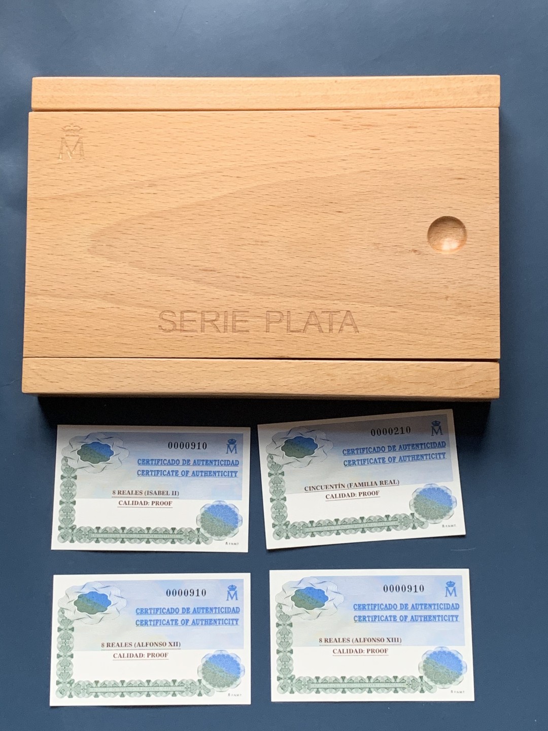 《竞宝斋》第34，35场-本周日，周一2场连拍（全场顺丰包邮） 原盒证书 西班牙 1999年 波旁王朝全家福 一组四枚 精制925银 银币总重249克 大的是168克 5盎司纯银， 其他三枚是27克一枚