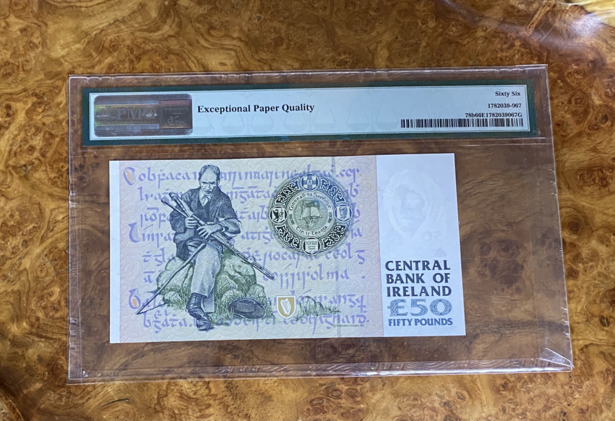 Chase Auction（得物拍卖）第3期 - - 中外纸币、硬币、银币联拍 2001年爱尔兰50镑，PMG66分！正面：爱尔兰第一任总统道格拉斯·海德，背景为爱尔兰总统府，背面：一位流浪的爱尔兰风笛Uilleann pipe演奏者，爱尔兰联盟Conradh na Gaeilge的会徽！