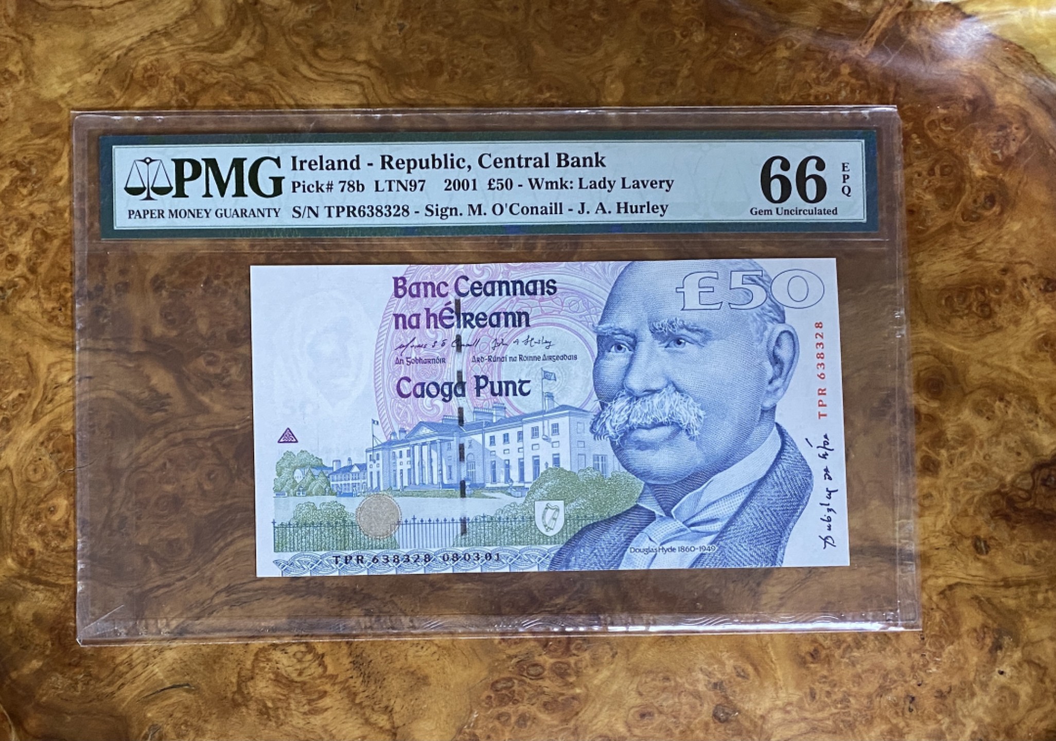 Chase Auction（得物拍卖）第3期 - - 中外纸币、硬币、银币联拍 2001年爱尔兰50镑，PMG66分！正面：爱尔兰第一任总统道格拉斯·海德，背景为爱尔兰总统府，背面：一位流浪的爱尔兰风笛Uilleann pipe演奏者，爱尔兰联盟Conradh na Gaeilge的会徽！