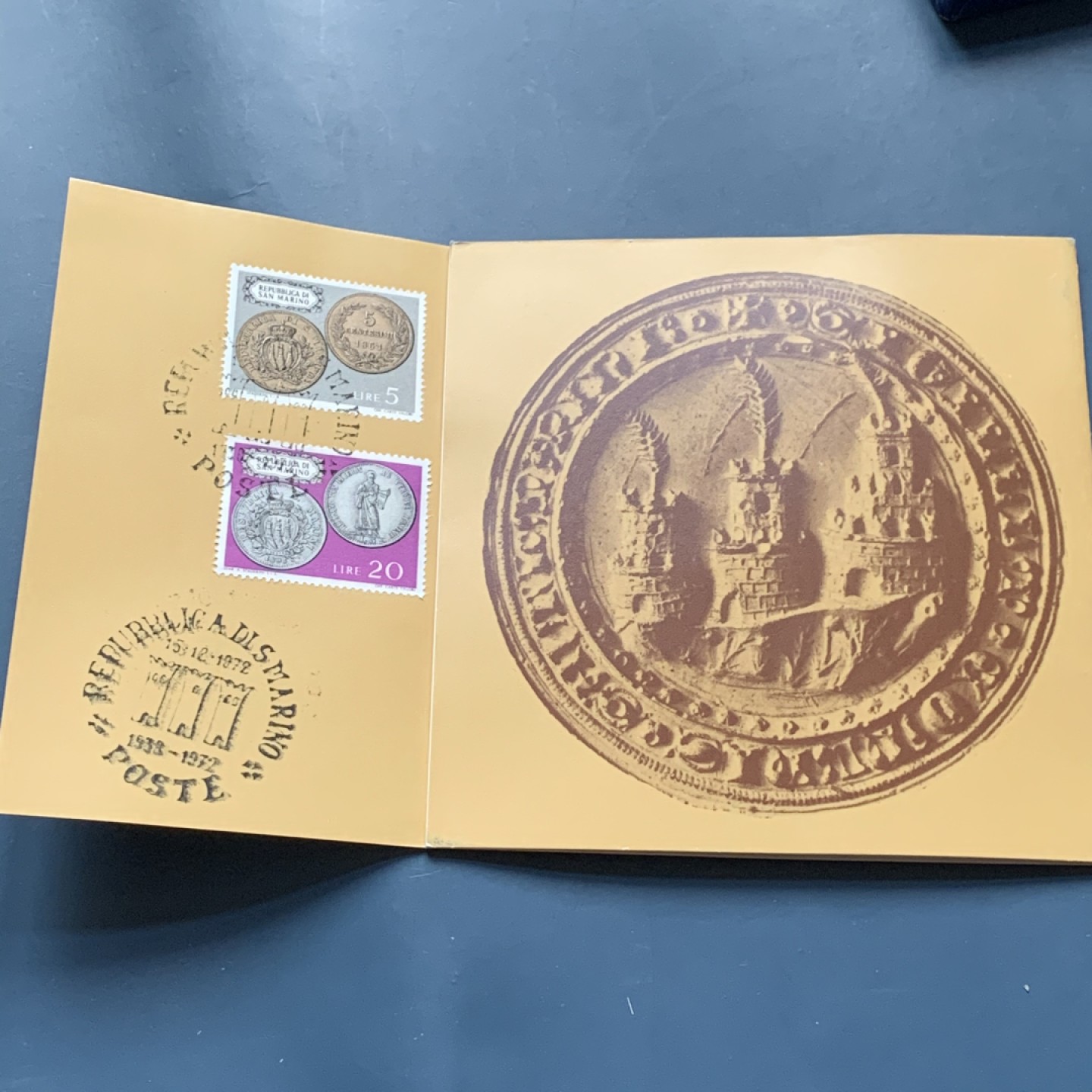 《竞宝斋》第34，35场-本周日，周一2场连拍（全场顺丰包邮） 原盒证书 圣马力诺1972年 8枚封装 500里拉是银币 证书里带全套72年邮票八枚 非常稀少