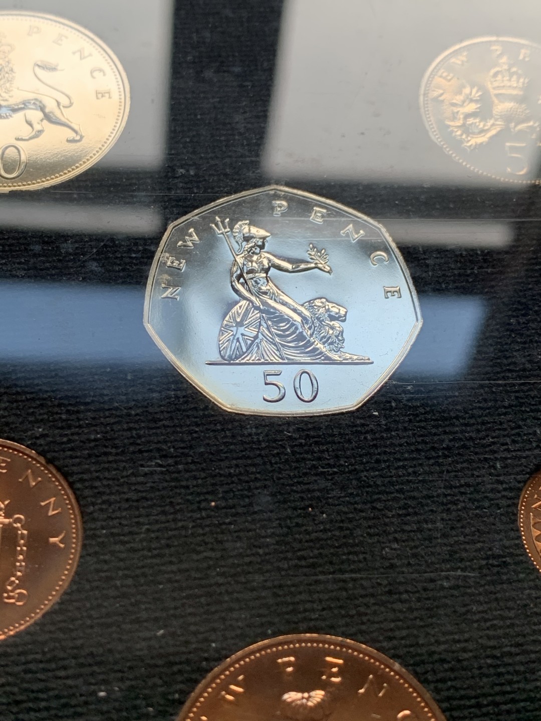 《竞宝斋》第34，35场-本周日，周一2场连拍（全场顺丰包邮） 原盒英国1971年6枚币和1枚章 精铸套币 完美状态