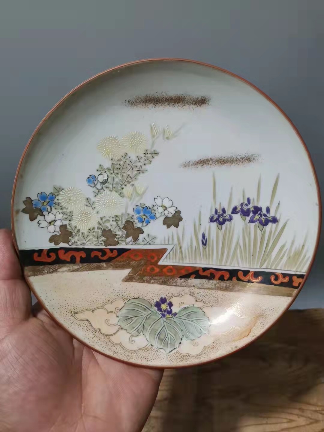 千器雅集—日本回流瓷器臻藏 大正时期（民国时期）描金点金菊花兰花纹饰九谷精品瓷盘