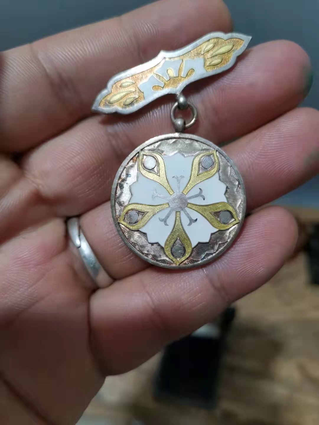 千器雅集—日本回流铜器臻藏 民国时期带纯银标珐琅彩济生会金叶特别会员章