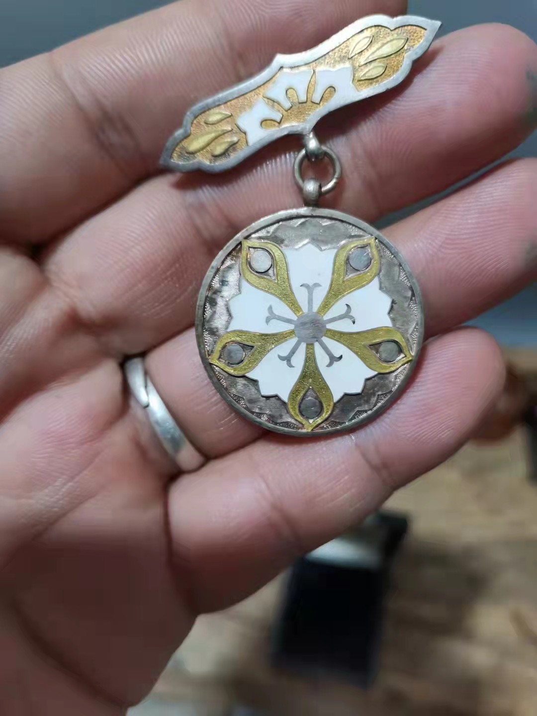 千器雅集—日本回流铜器臻藏 民国时期带纯银标珐琅彩济生会金叶特别会员章