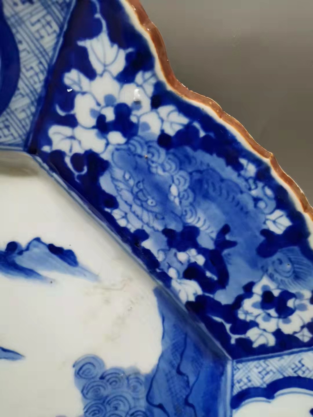 千器雅集—日本回流瓷器臻藏 大正昭和早期（清代民国）满工满绘支钉烧——青花山水人物大赏盘