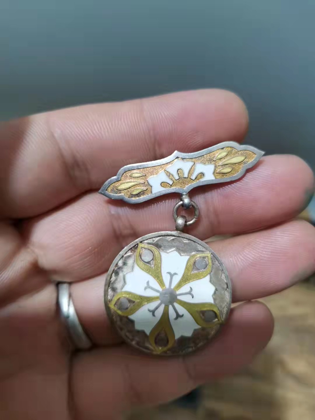 千器雅集—日本回流铜器臻藏 民国时期带纯银标珐琅彩济生会金叶特别会员章