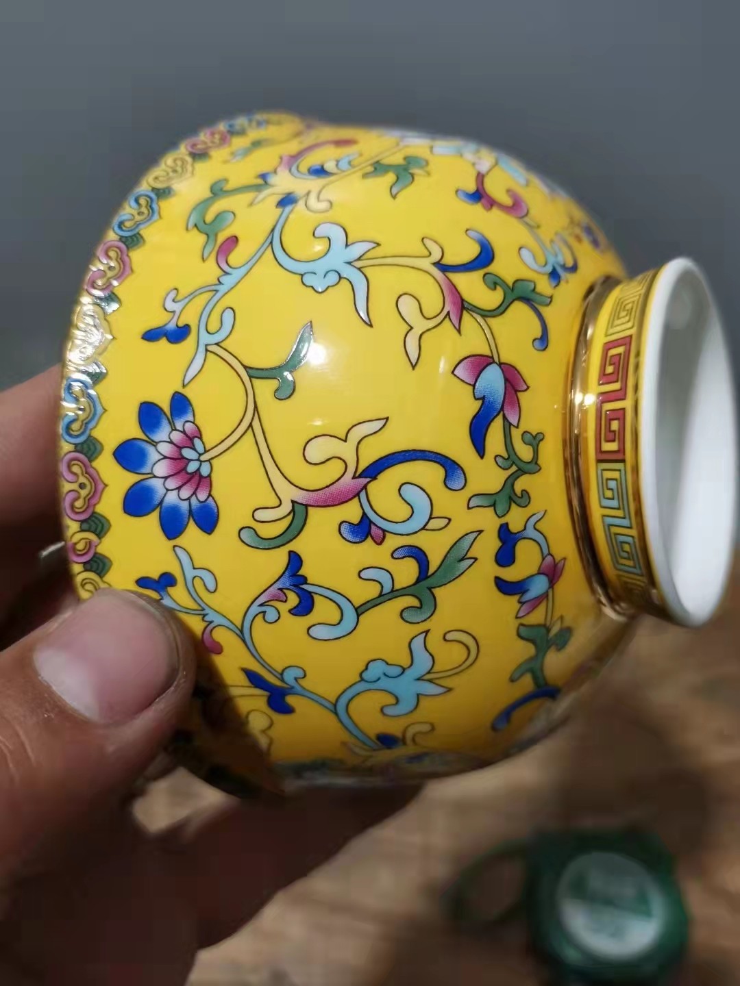 千器雅集—日本回流瓷器臻藏 日本回流瓷器精品——黄釉珐琅彩缠枝莲纹福字碗