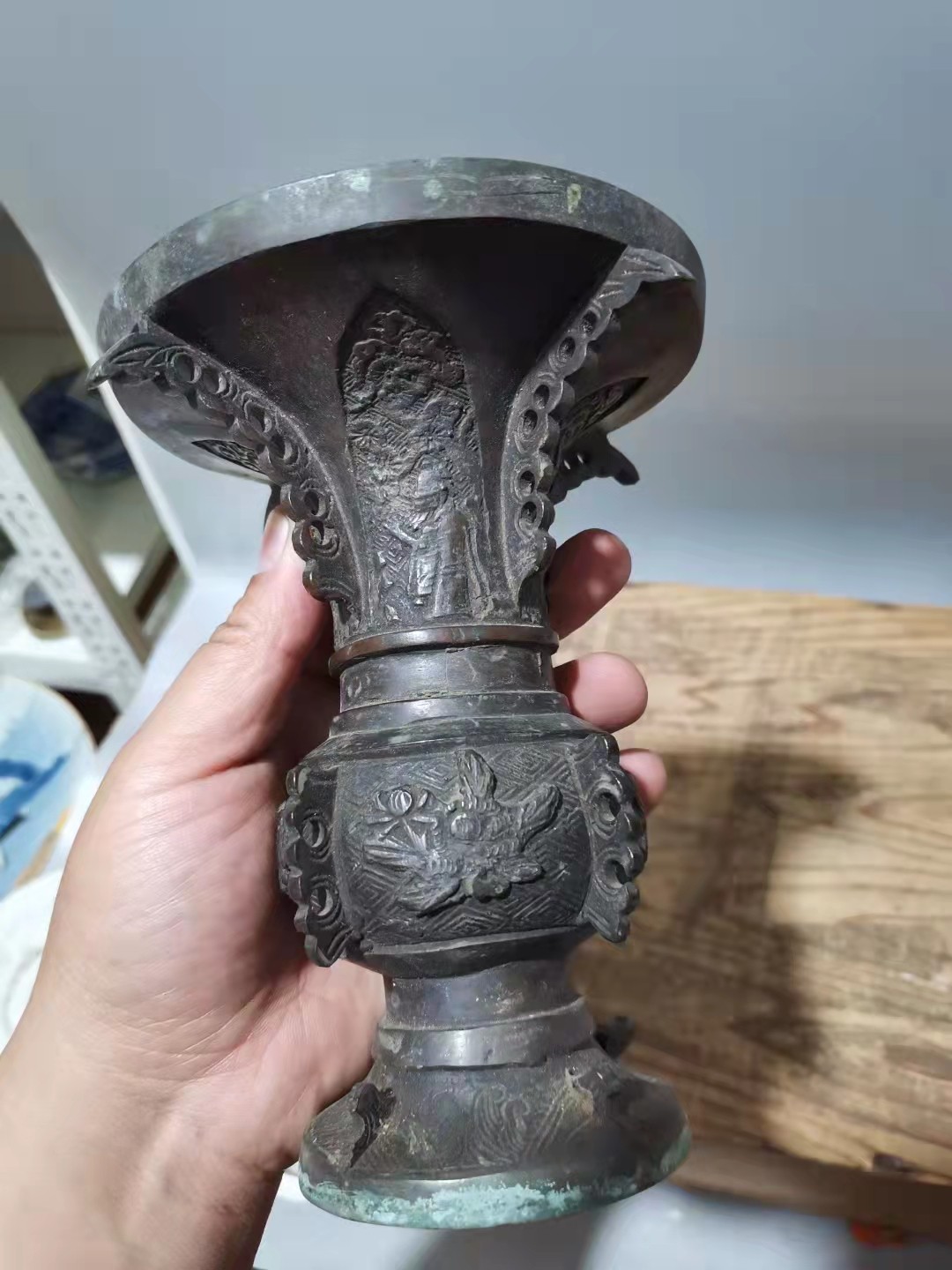 千器雅集—日本回流铜器臻藏 日本回流古董铜器——江户时期浮雕狮子纹青铜觚铜花斛