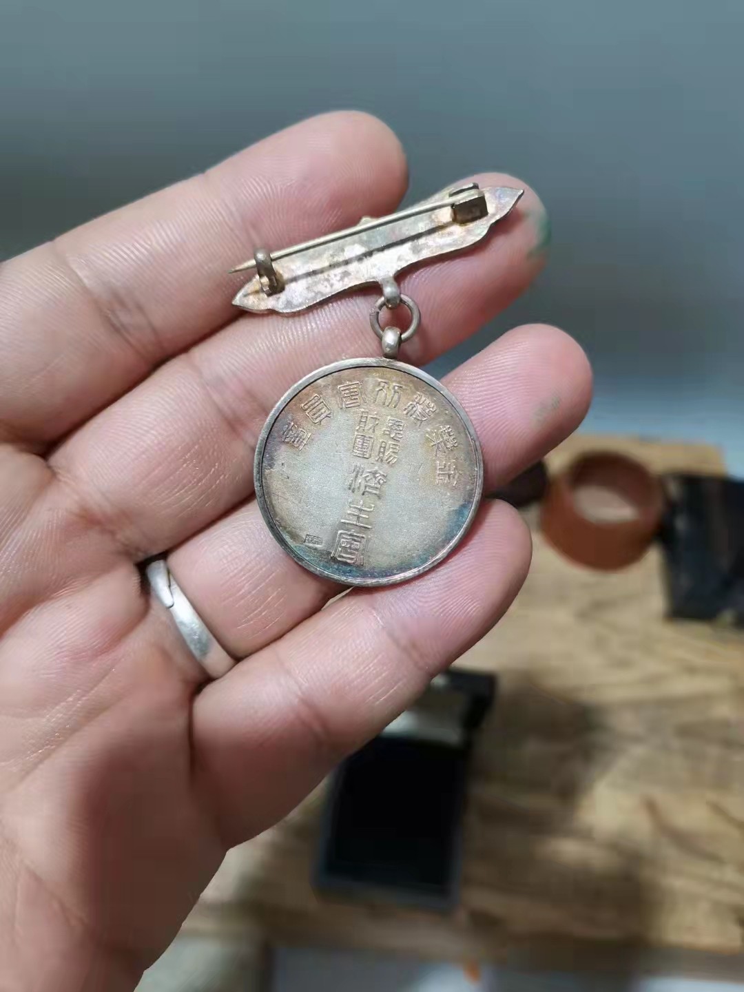 千器雅集—日本回流铜器臻藏 民国时期带纯银标珐琅彩济生会金叶特别会员章