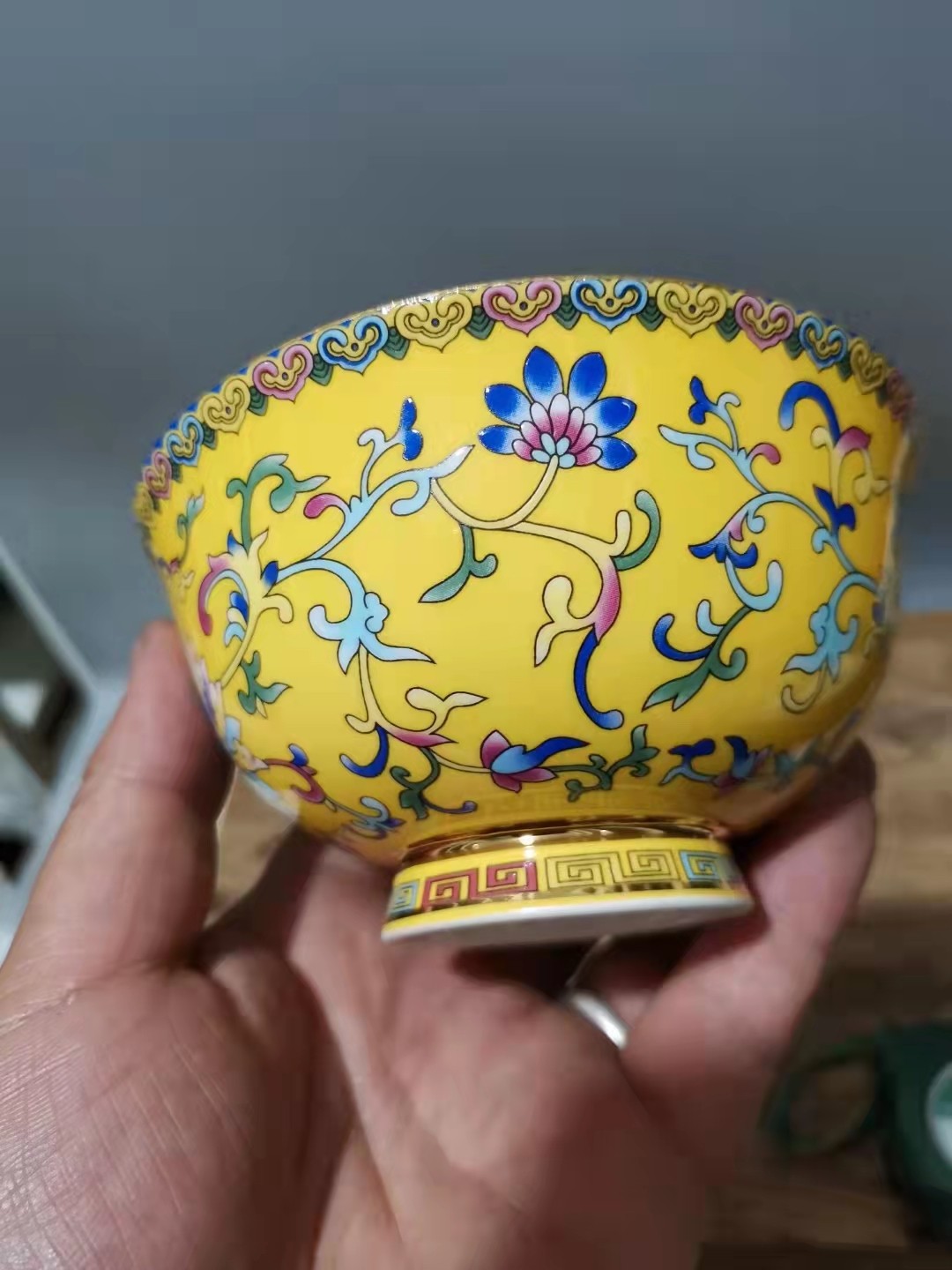 千器雅集—日本回流瓷器臻藏 日本回流瓷器精品——黄釉珐琅彩缠枝莲纹福字碗