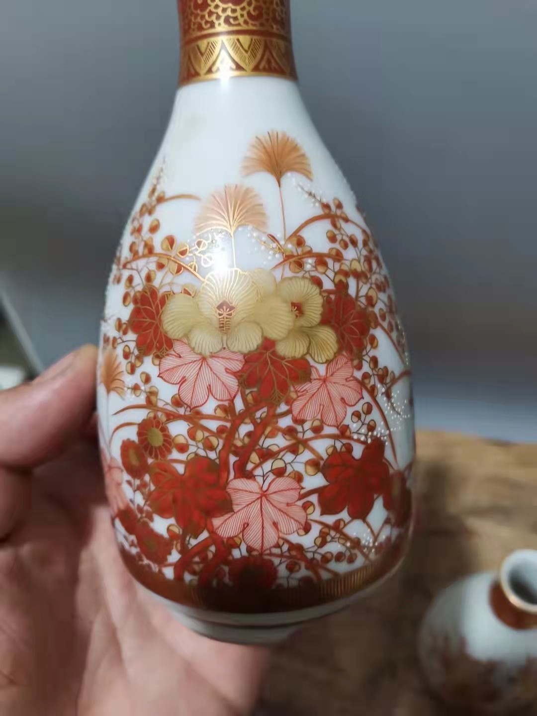 千器雅集—日本回流瓷器臻藏 大正时期（民国早期）手绘描金九谷烧德利酒瓶花瓶一对