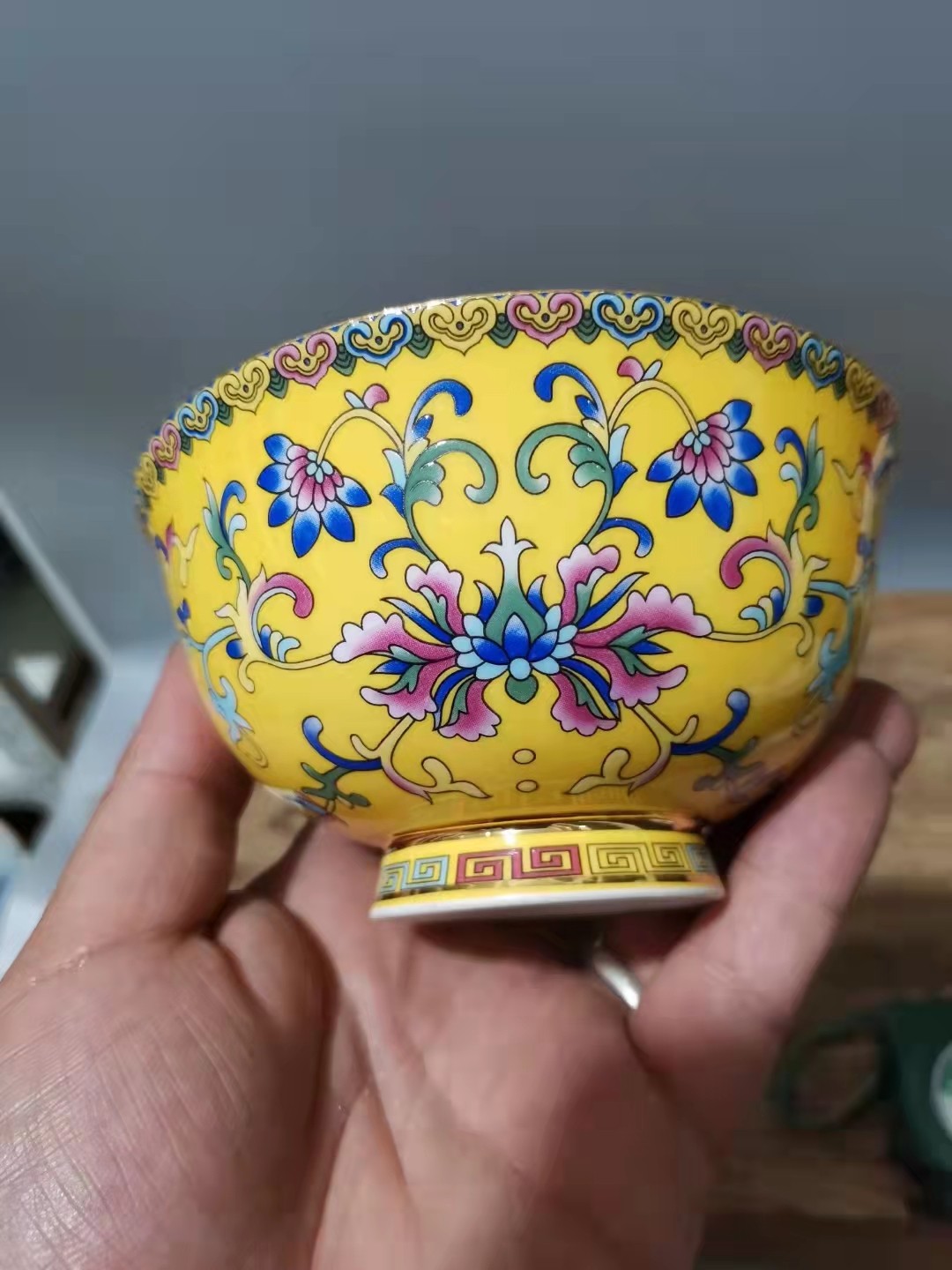 千器雅集—日本回流瓷器臻藏 日本回流瓷器精品——黄釉珐琅彩缠枝莲纹福字碗