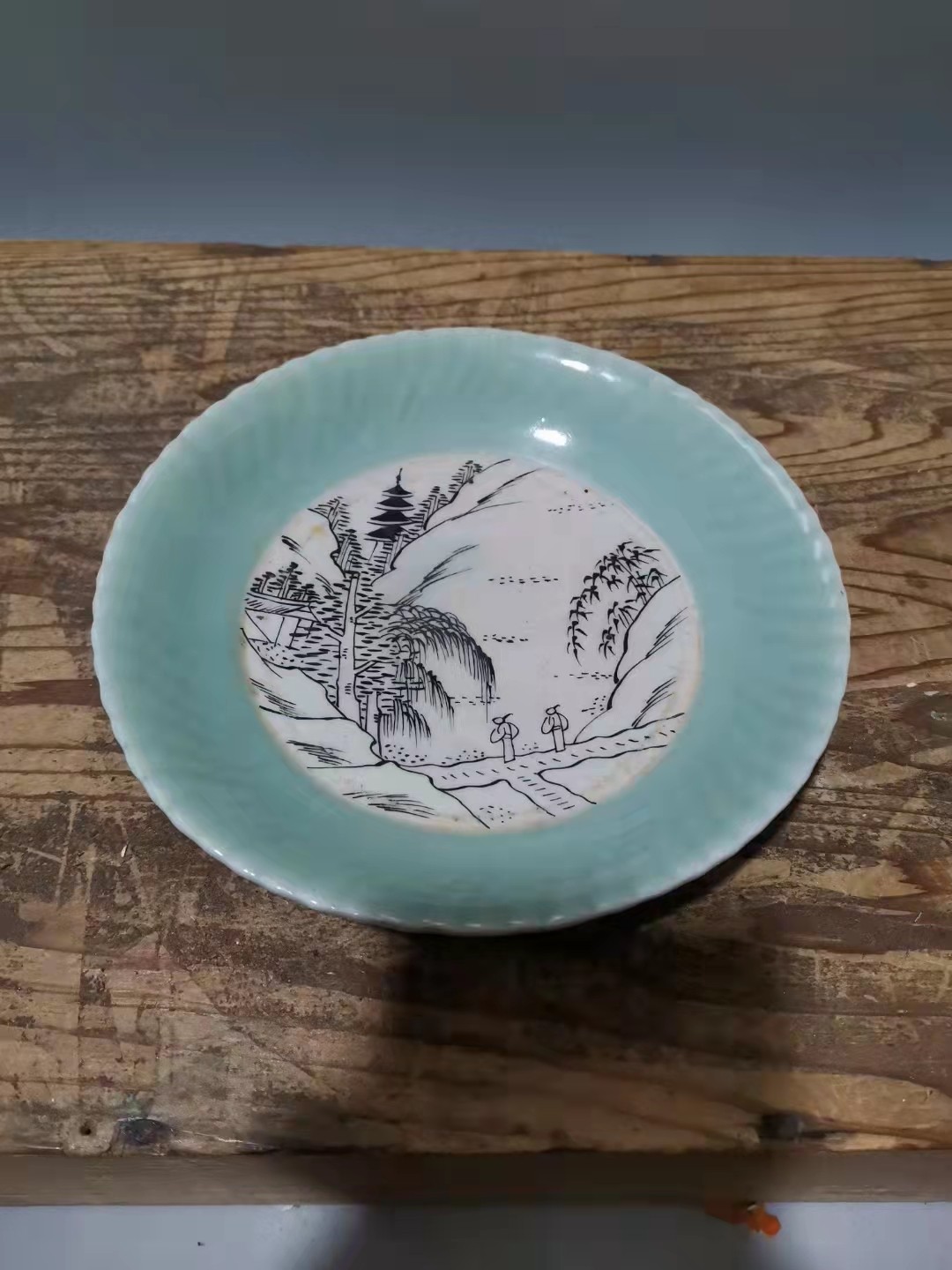 千器雅集—日本回流瓷器臻藏 明治时期豆青釉青瓷墨彩山水高士盘