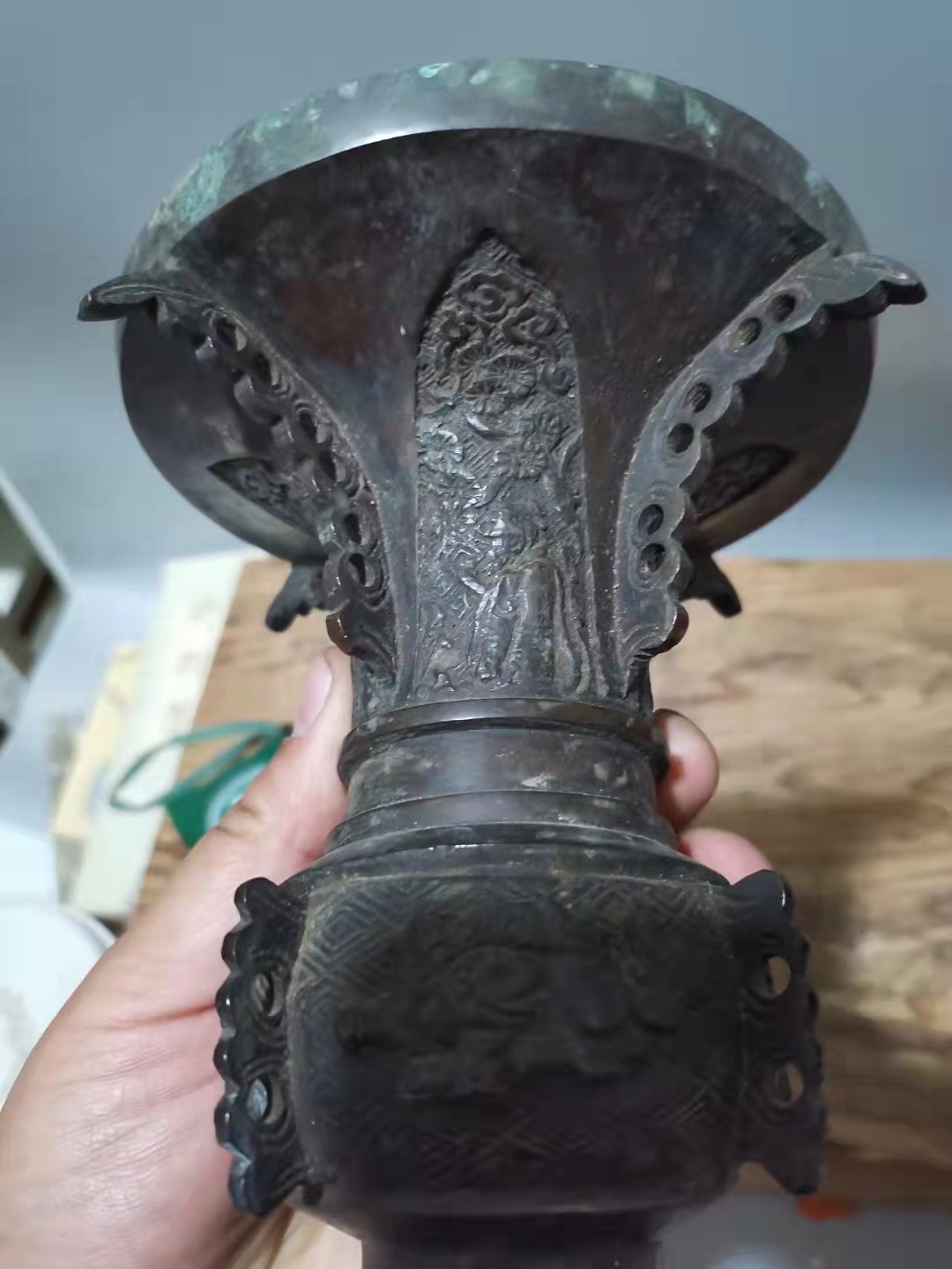 千器雅集—日本回流铜器臻藏 日本回流古董铜器——江户时期浮雕狮子纹青铜觚铜花斛